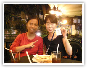 お世話になった講師と一緒にIDを見せながら