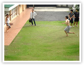 中庭でサッカーしたときの写真