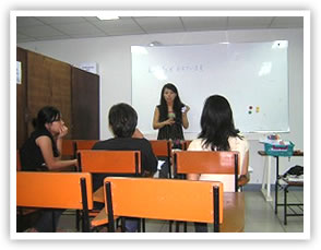 カードを使いながら教える様子