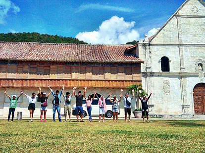 教会の前で皆でジャンプして撮った一枚