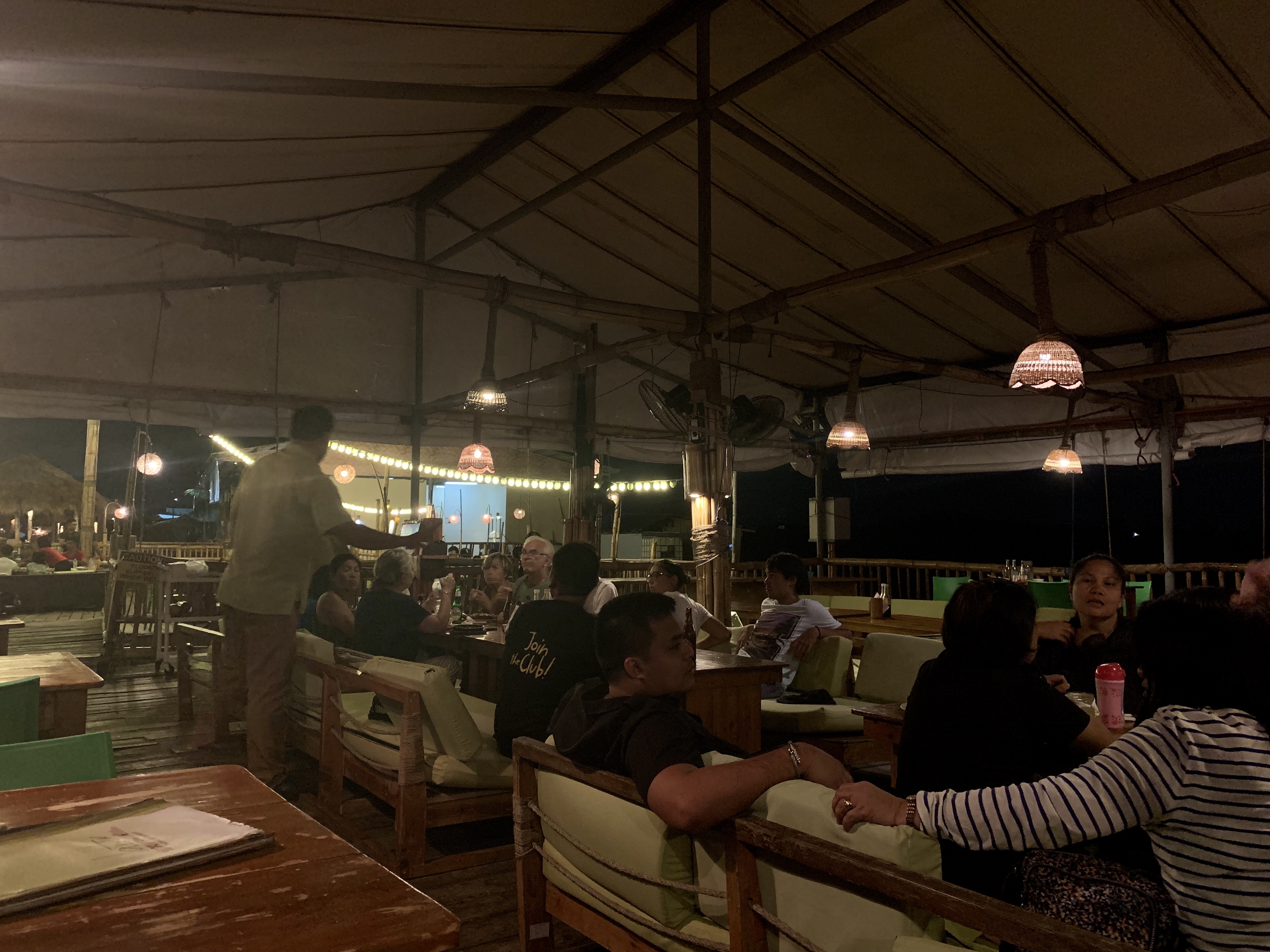 ランタウ　屋根付き座席