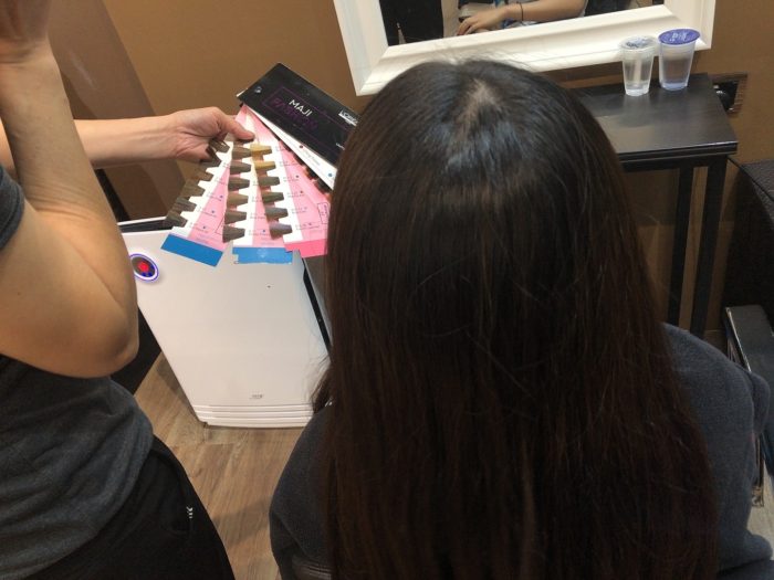 カラーを選んでいる様子