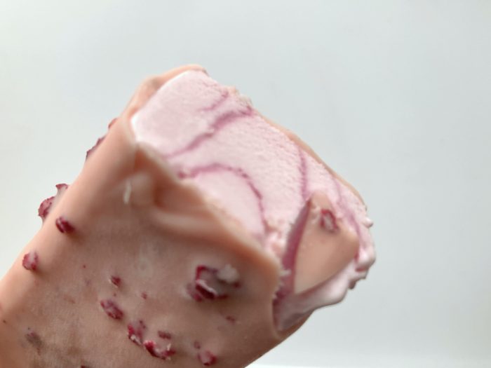 マグナムさくらアイス　断面（Magnum Cherry Blossoms）