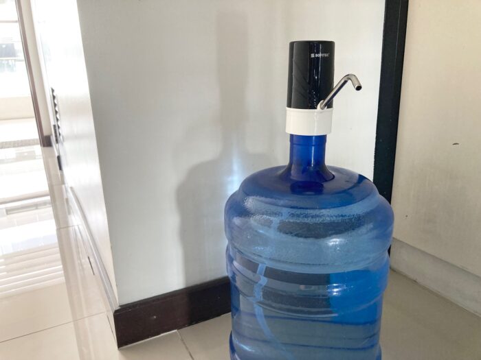 ホテルの各部屋に設置する専用の水ボトルとポンプサーバー