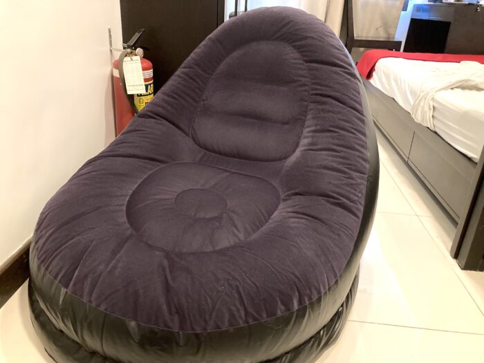 Inflatable Lounge Chair with Ottoman ＝ラウンジチェア＆オットマン（足置き）のセット＠プレミア・ホテルキャンパス